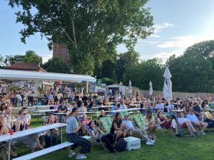 Sitzende Menschenmasse beim Poetry Slam
