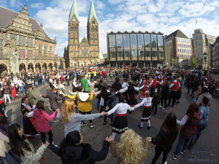 Kreistänzer:innen auf Marktplatz
