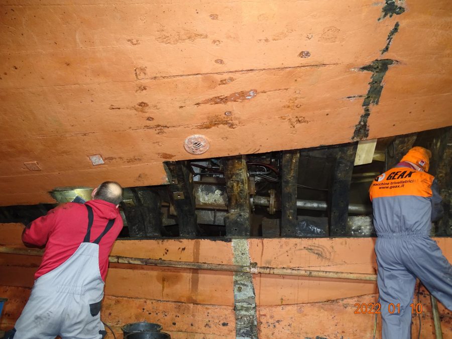 Schiffsbauer bei der Arbeit