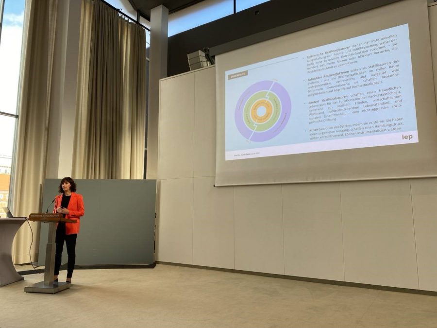 Prof. Dr. Funda Tekin bei ihrer Key Note-Speech