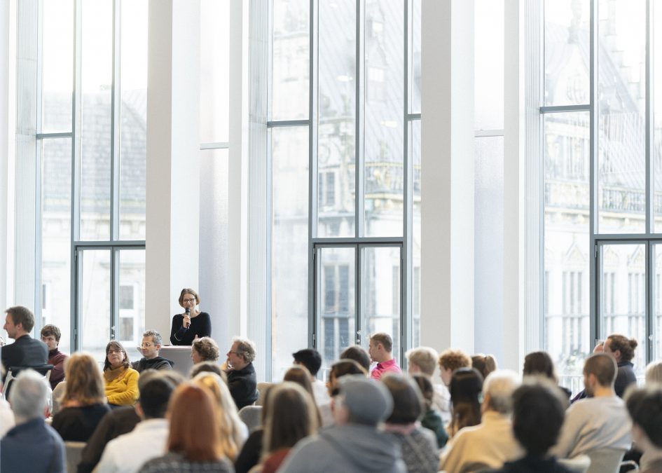 Tanja Baerman begrüßt Publikum.