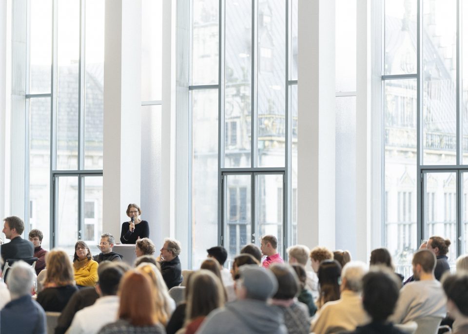 Tanja Baerman begrüßt Publikum.